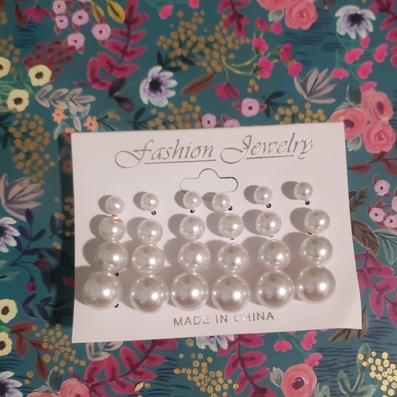 Elegant White Pearl Earrings Set - Picture 1 of 2